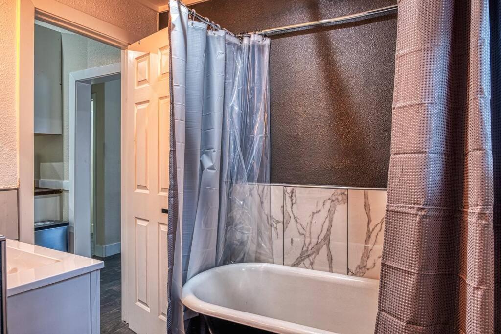 Вилла 4Br Victorian Walk To Uc Davis & Shriner Med Cen Сакраменто Экстерьер фото